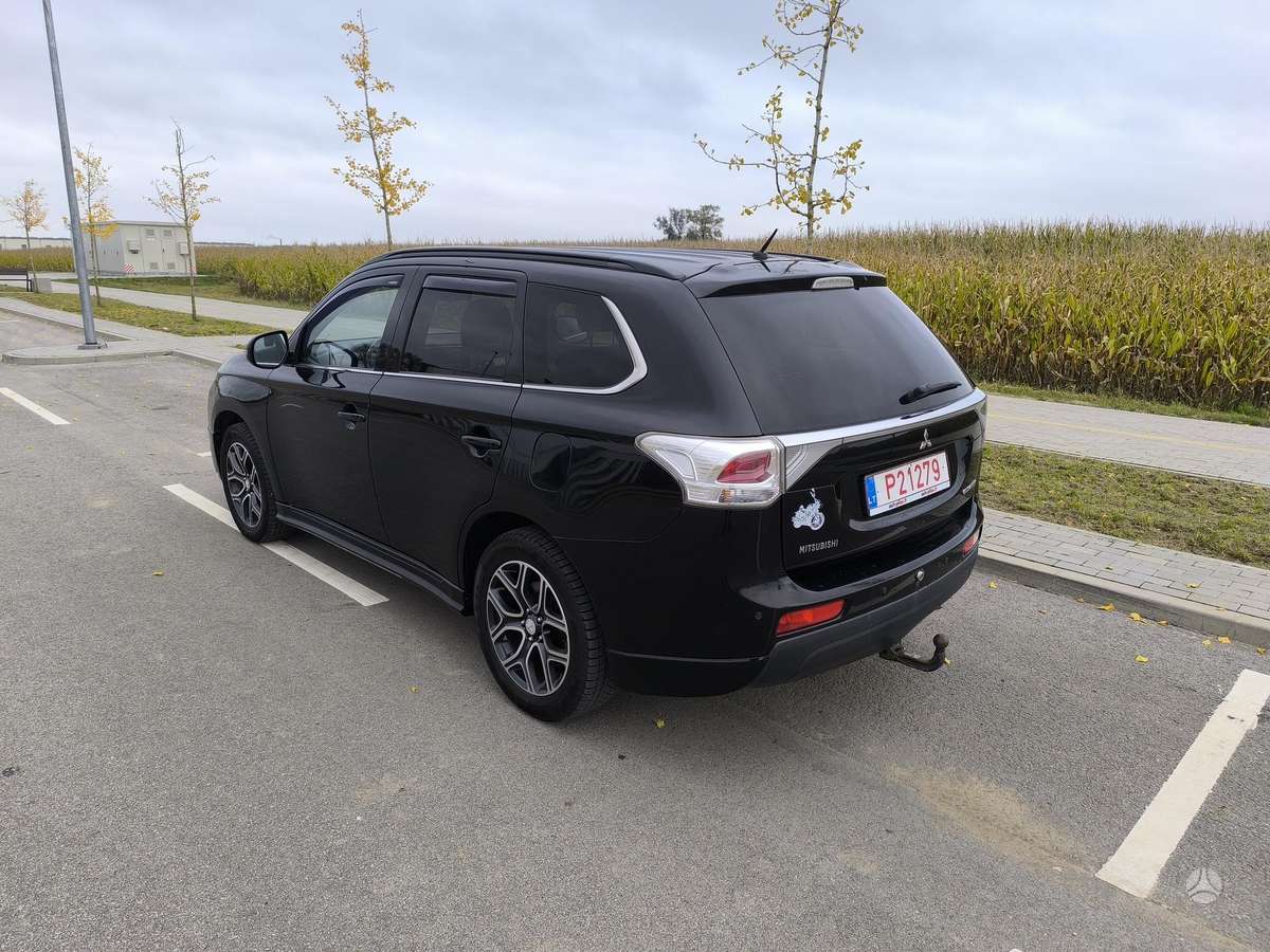 Mitsubishi Outlander 2013 — interior