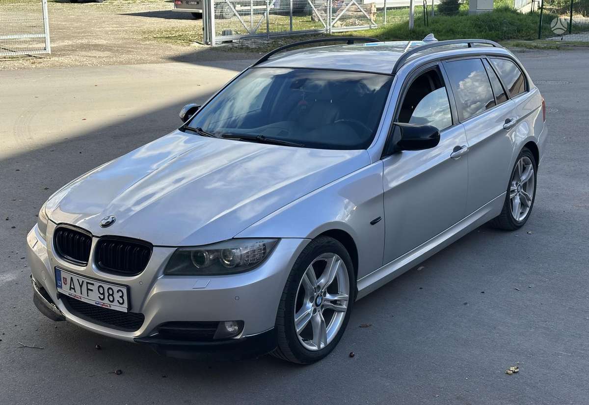 BMW 320 2008 — салон