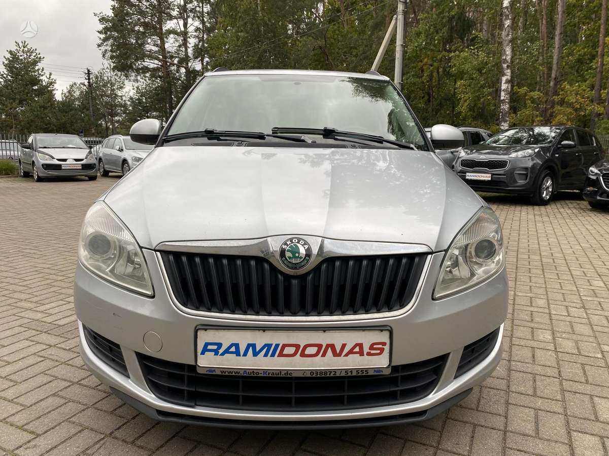 Skoda Fabia 2012 — вигляд ззаду