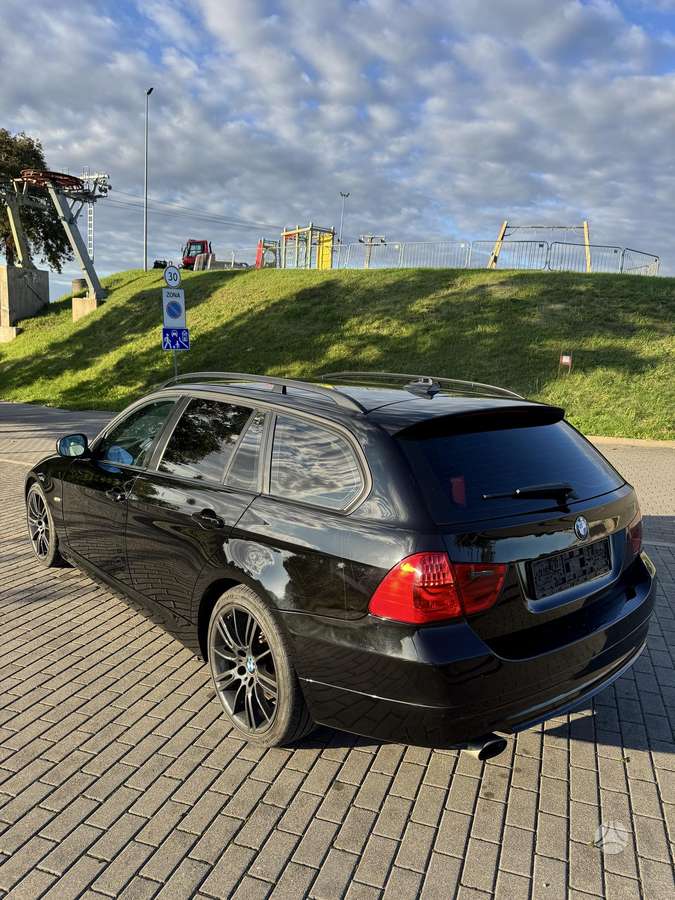 BMW 318 2009 — вигляд ззаду