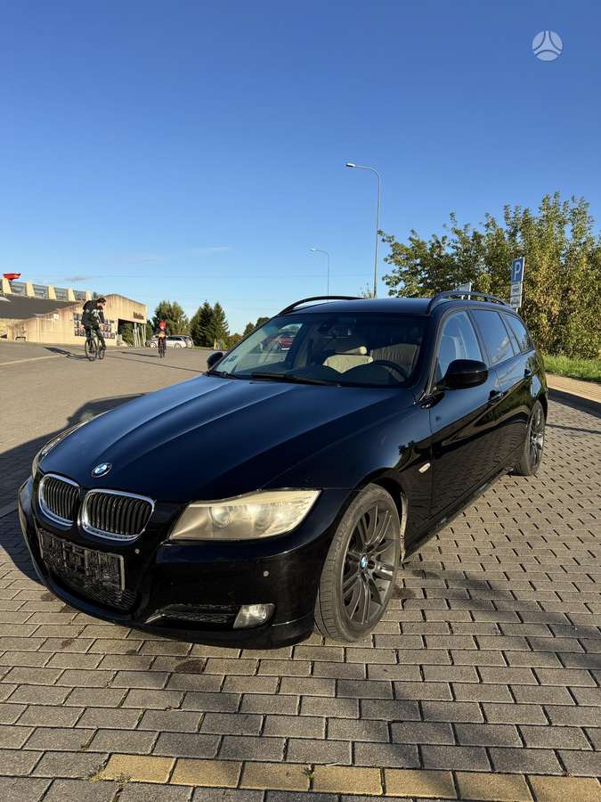 BMW 318 2009 — салон