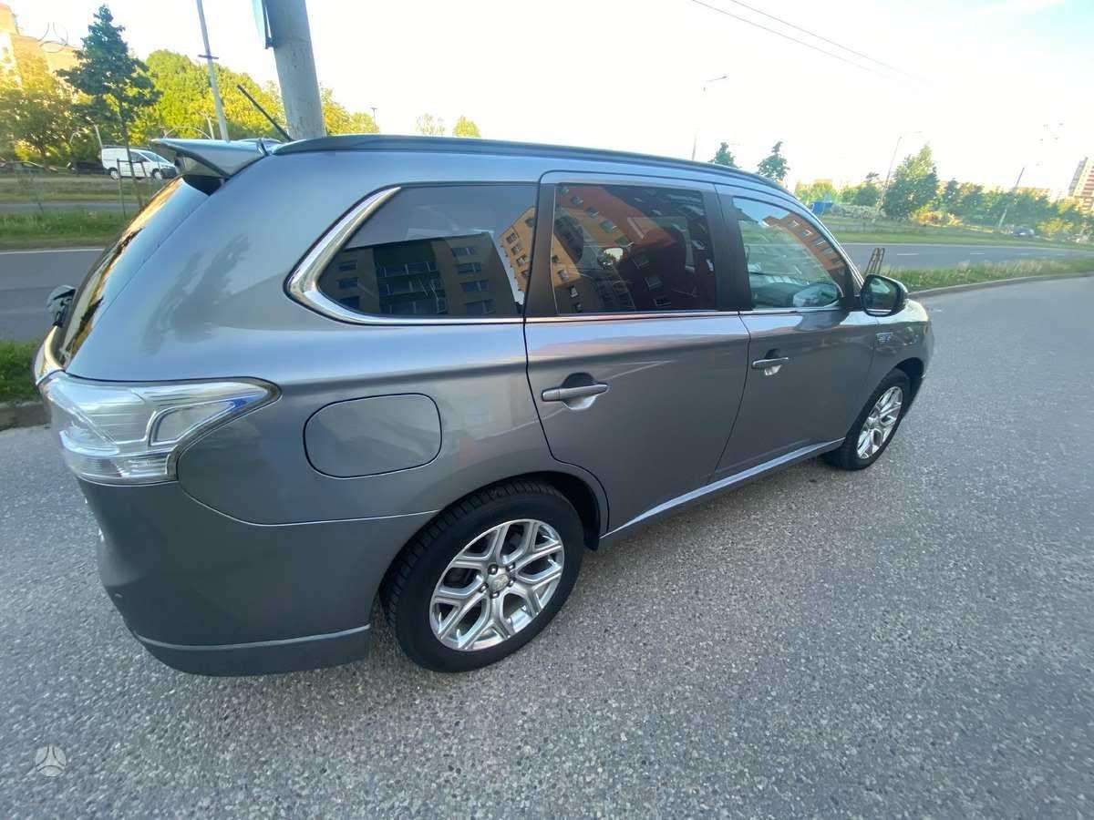 Mitsubishi Outlander 2013 — вигляд ззаду