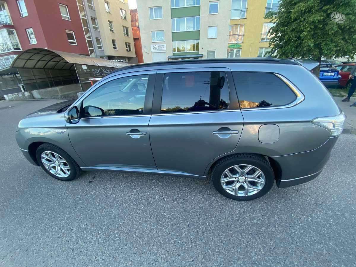 Mitsubishi Outlander 2013 — двигун 1998 cm³, 200 HP (147kW)