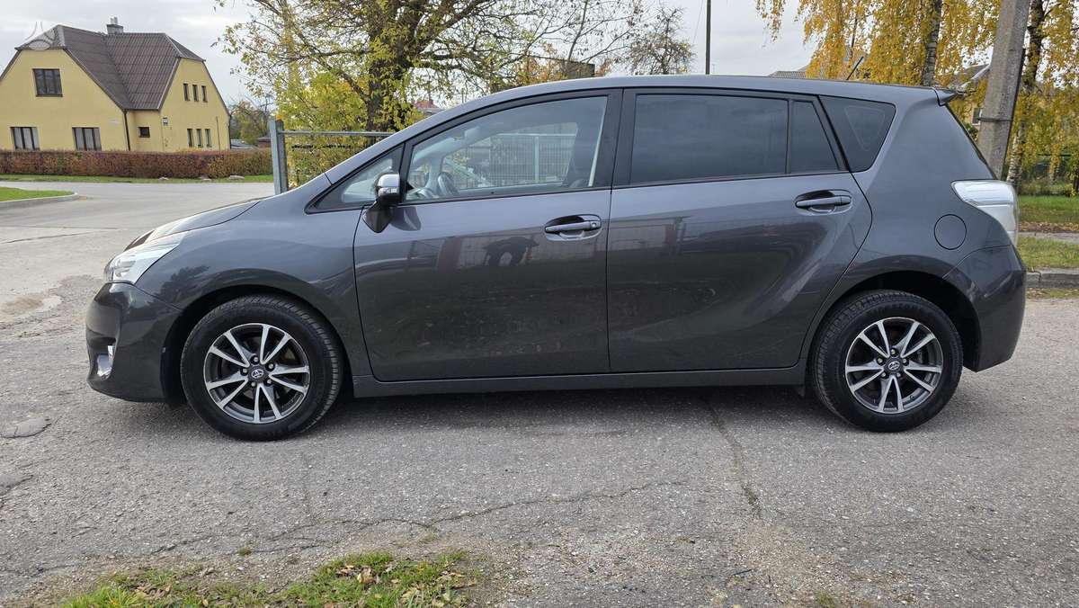 Toyota Verso 2015 — rear view