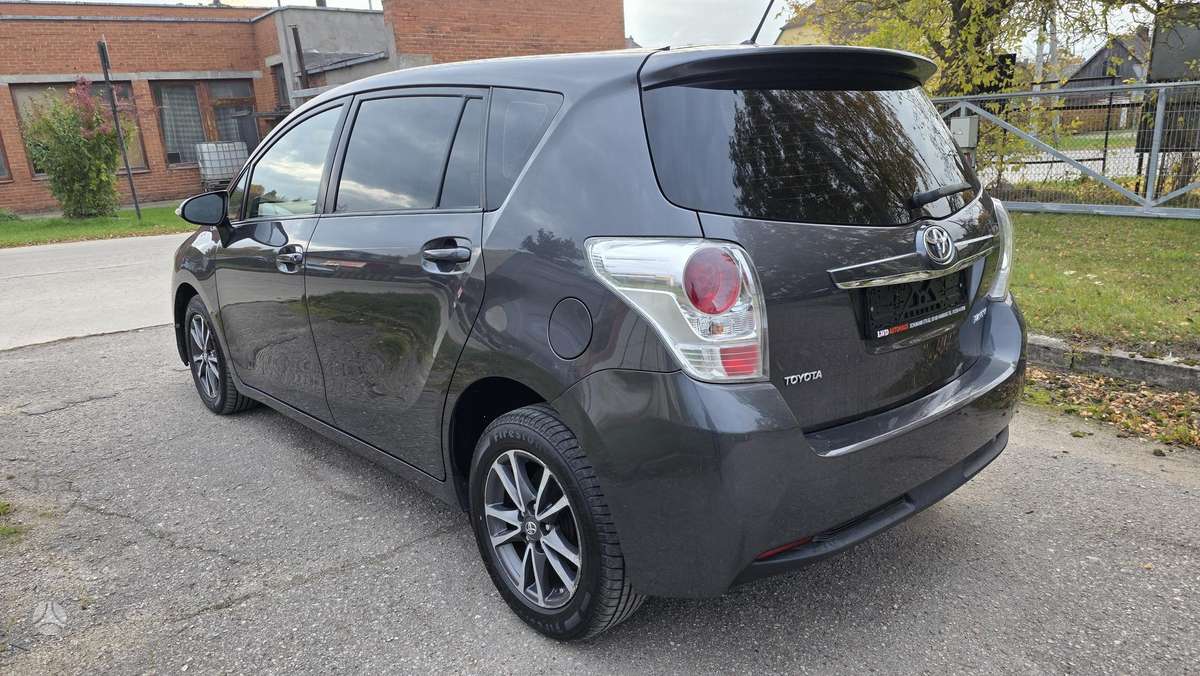 Toyota Verso 2015 — interior