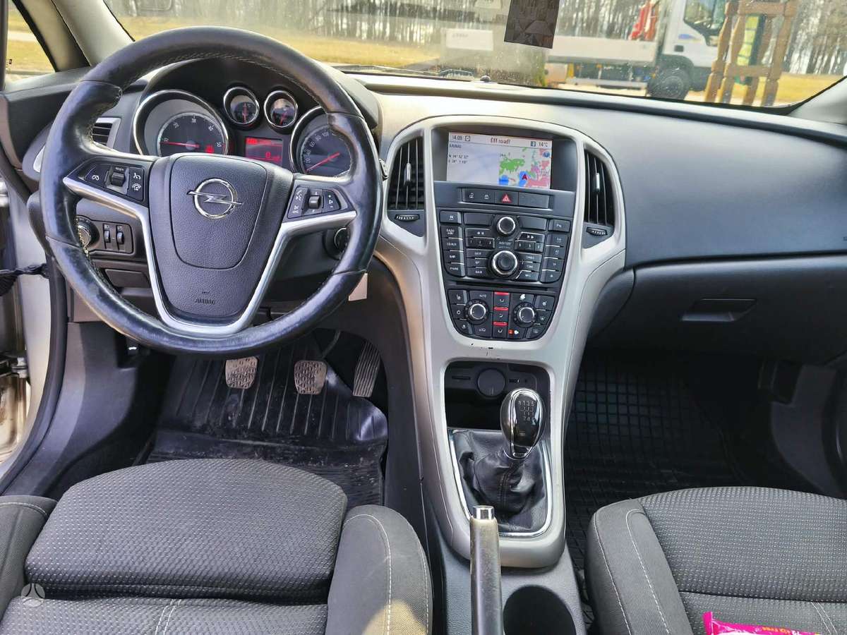 Opel Astra 2012 — photo 10