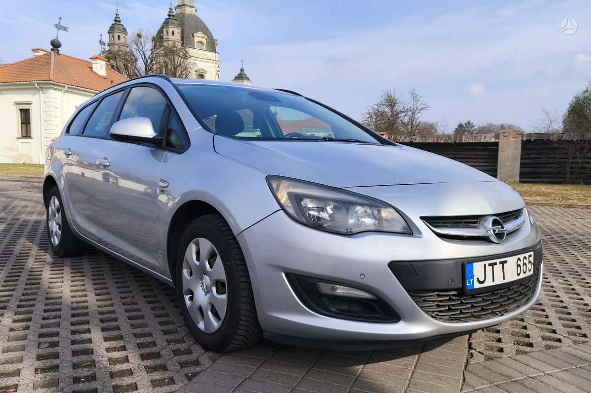 Opel Astra 2012 — rear view