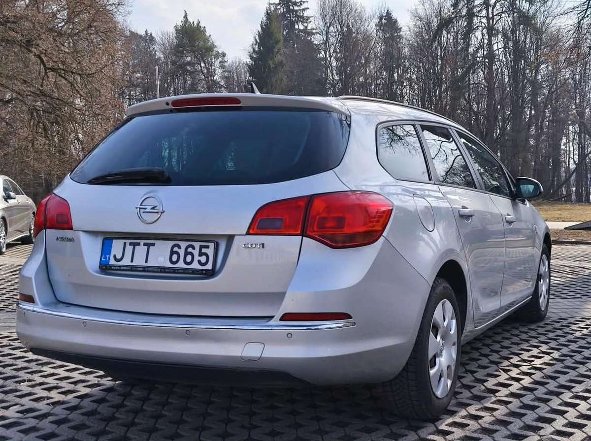 Opel Astra 2012 — interior