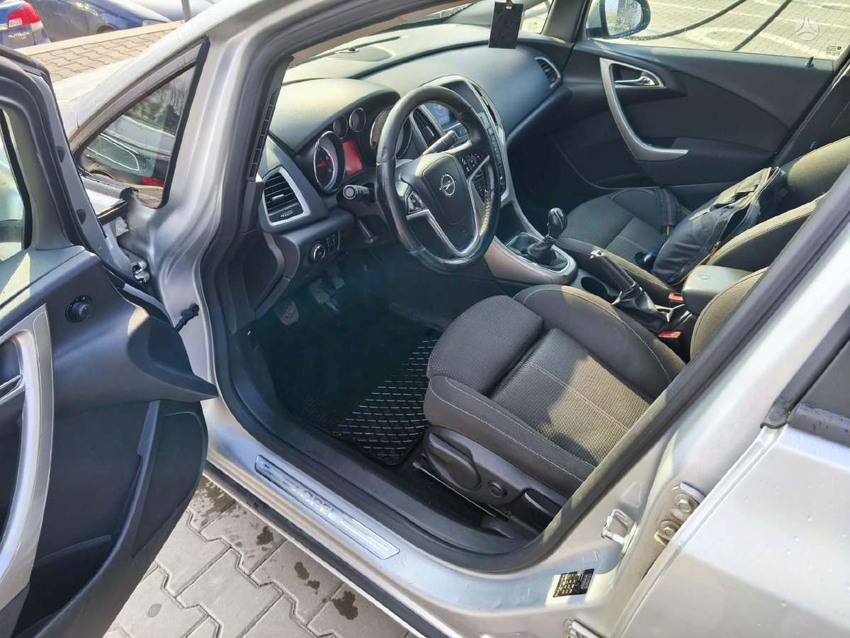 Opel Astra 2012 — photo 9