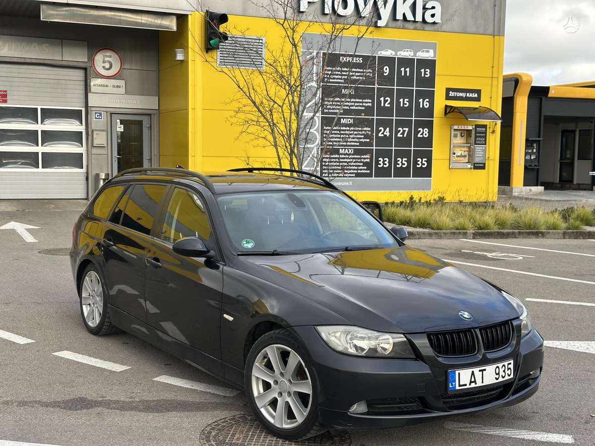 BMW 320 2007 — rear view