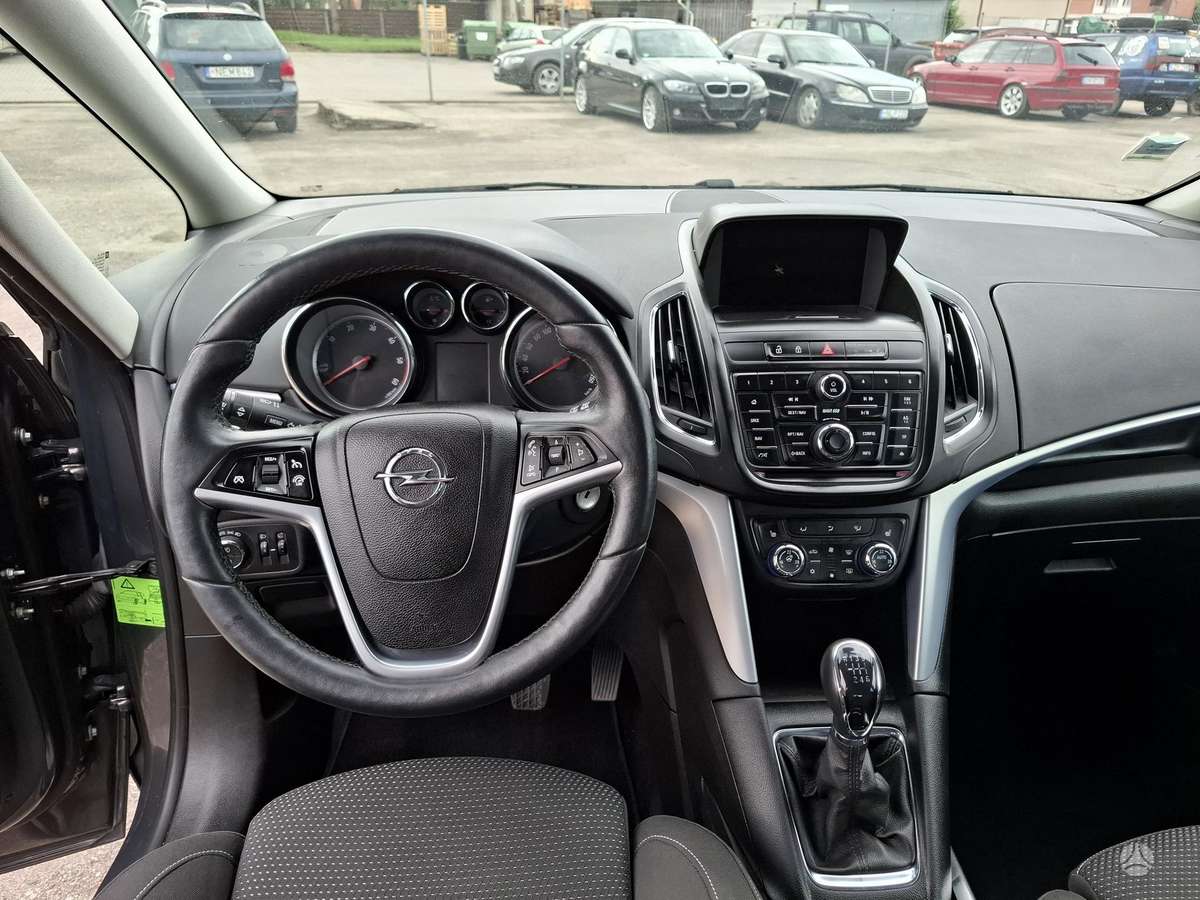 Opel Zafira 2015 — photo 11