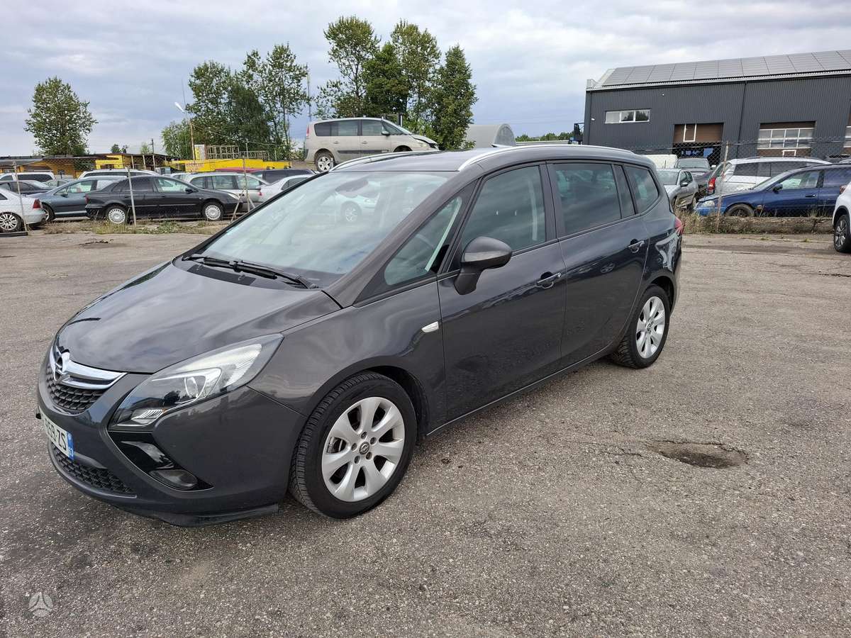 Opel Zafira 2015 — rear view