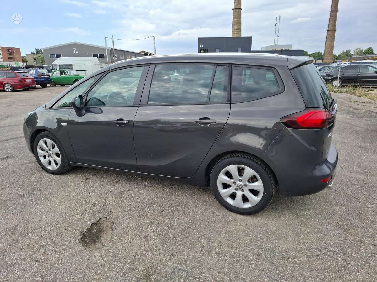 Opel Zafira 2015 — interior
