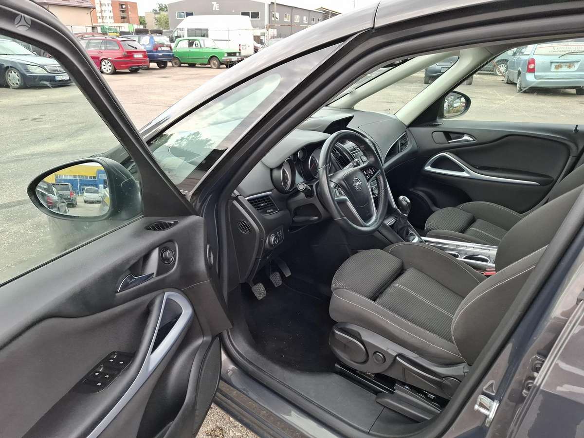 Opel Zafira 2015 — photo 9