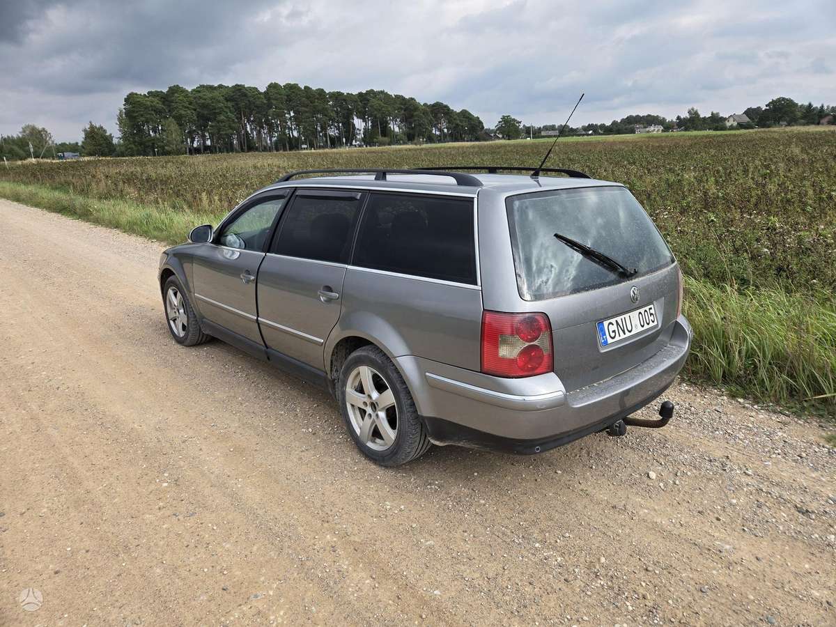 Volkswagen Passat 2004 — rear view