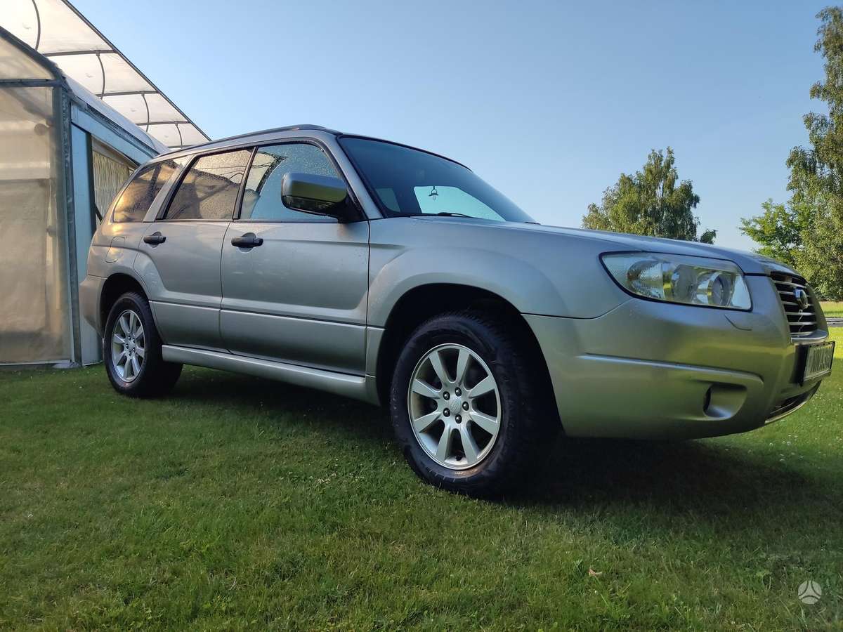 Subaru Forester 2006 — rear view