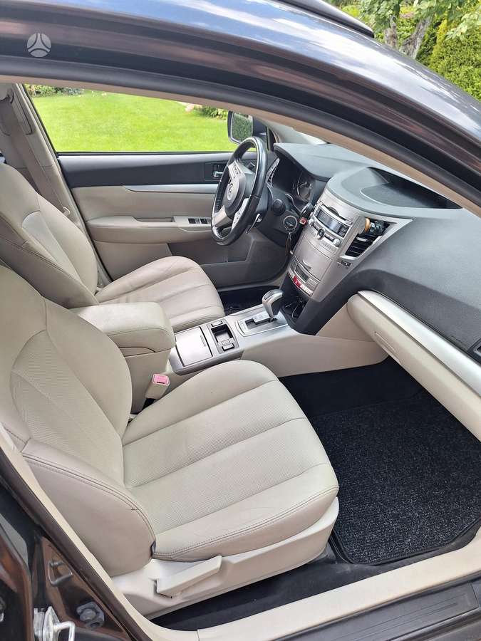 Subaru Outback 2010 — photo 12