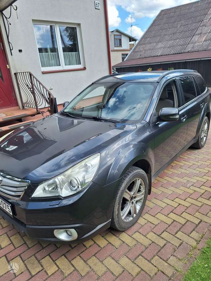 Subaru Outback 2010 — rear view