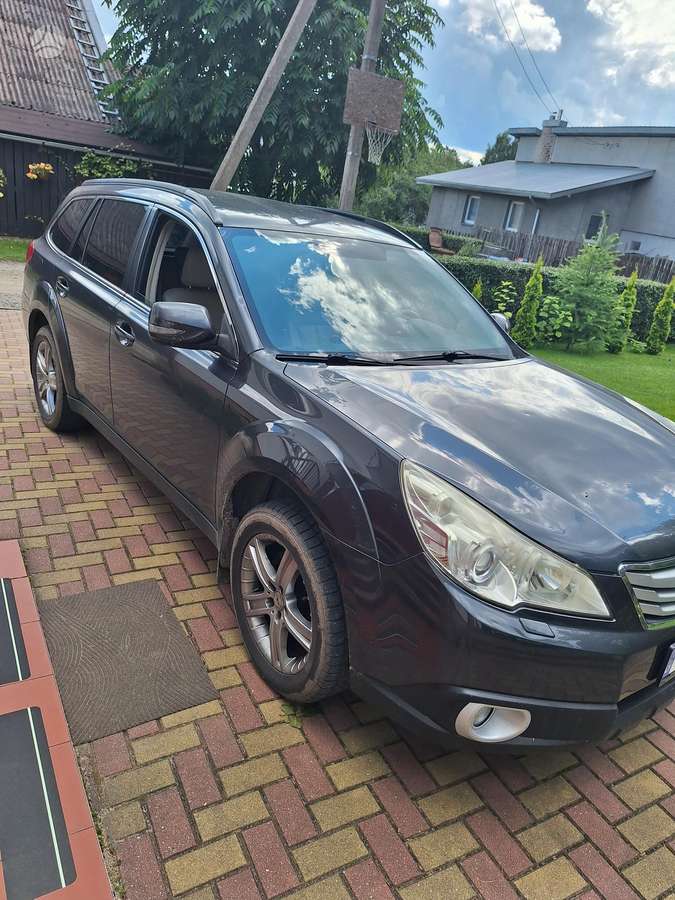 Subaru Outback 2010 — interior