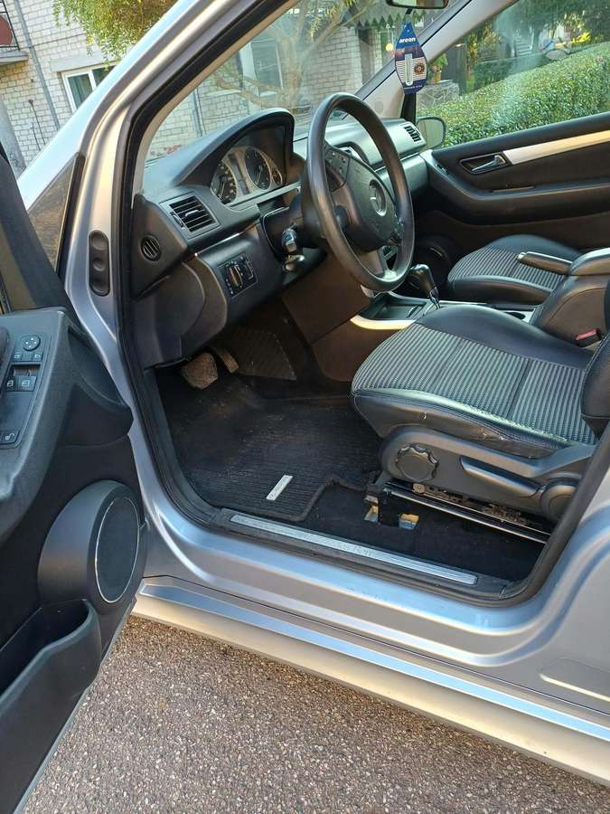 Mercedes-Benz B180 2006 — interior