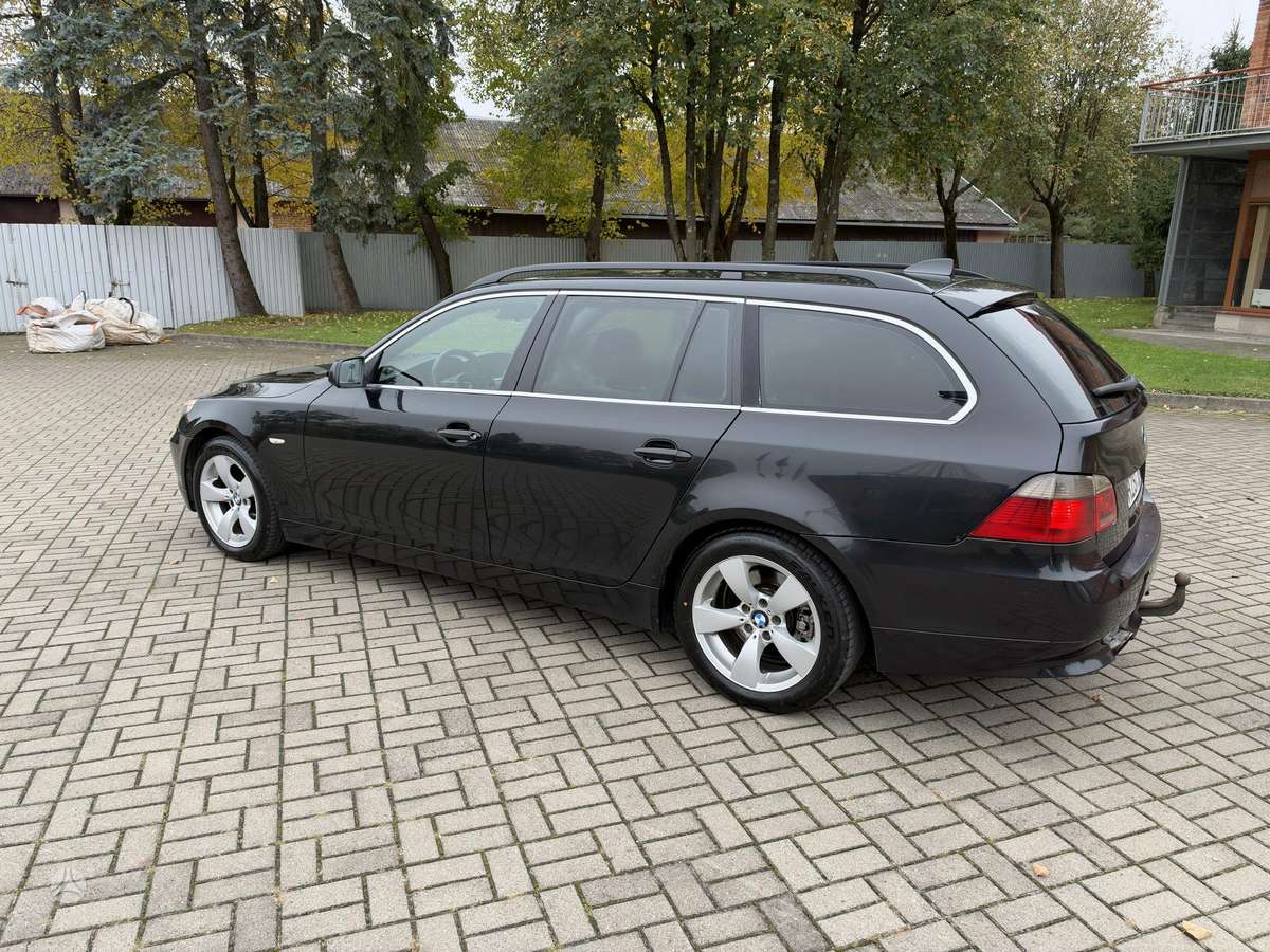 BMW 525 2005 — rear view