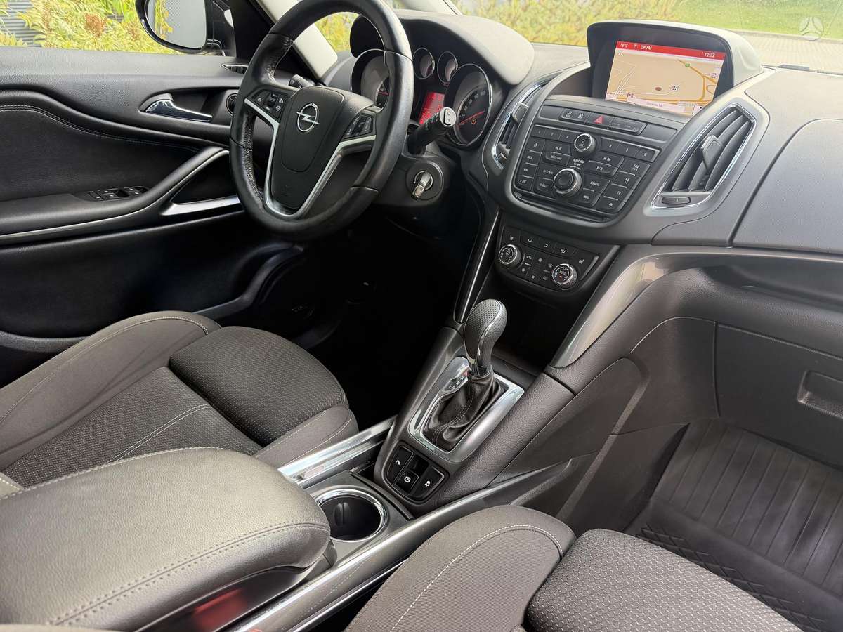 Opel Zafira 2015 — photo 10