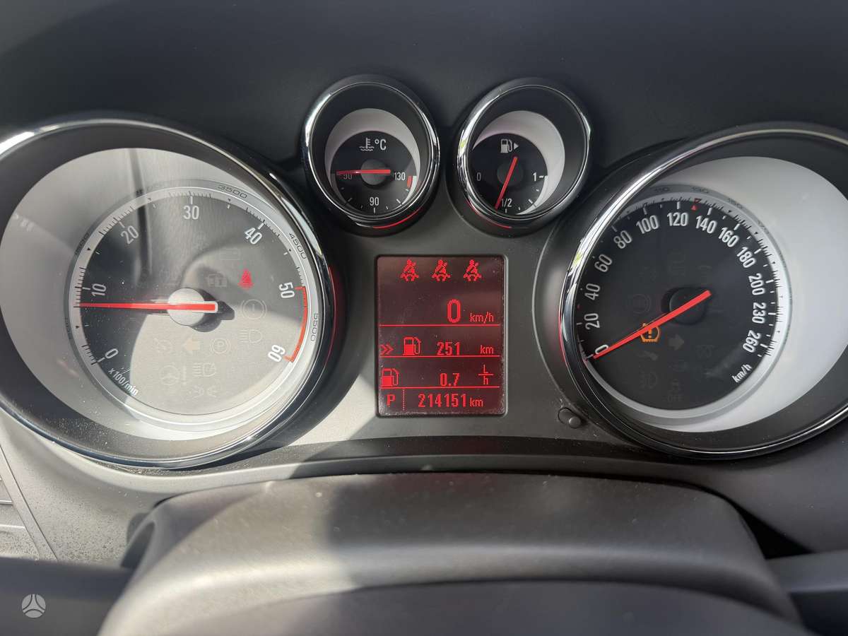 Opel Zafira 2015 — photo 19