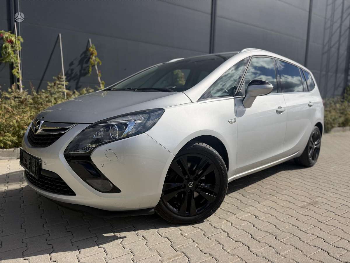 Opel Zafira 2015 — rear view