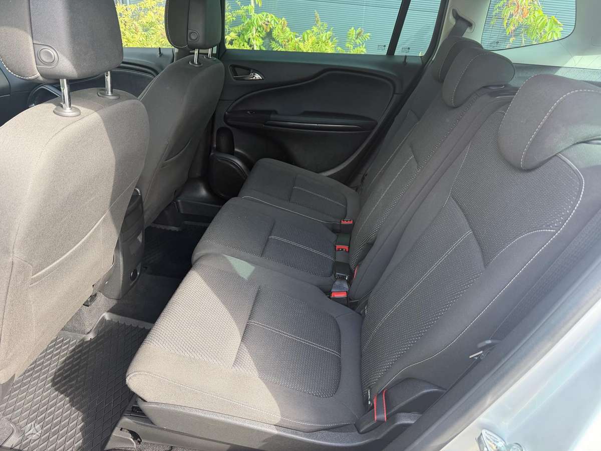 Opel Zafira 2015 — photo 24