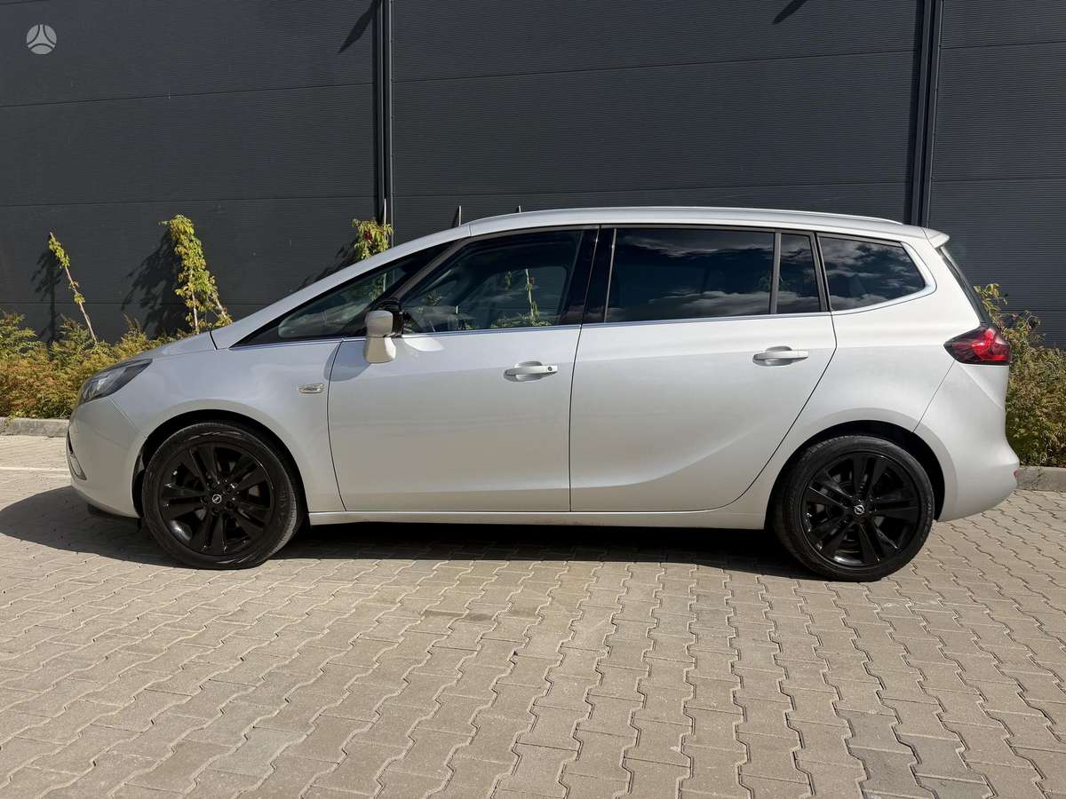 Opel Zafira 2015 — interior