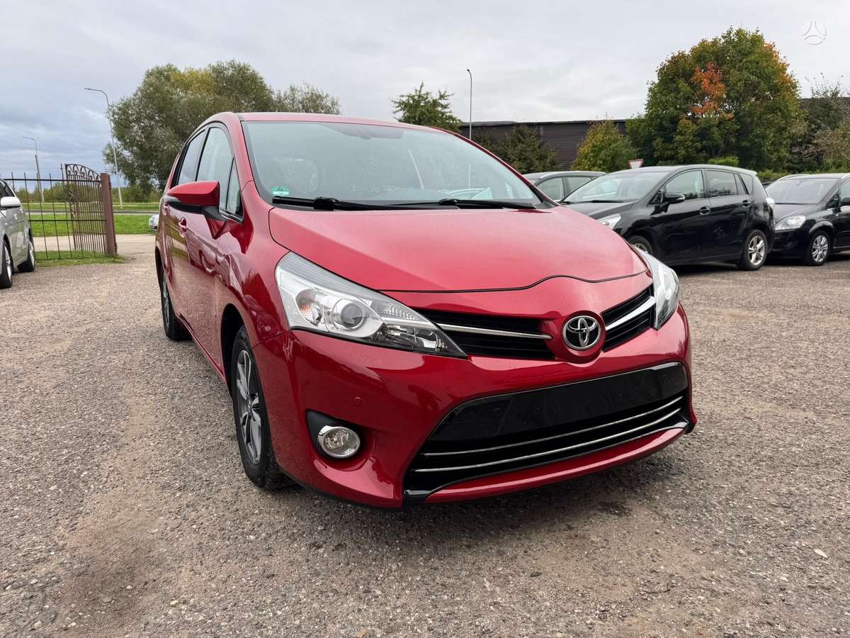 Toyota Verso 2013 — rear view