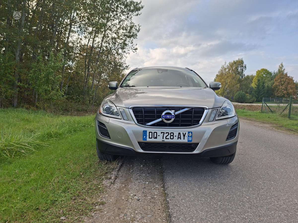 Volvo XC60 2010 — салон