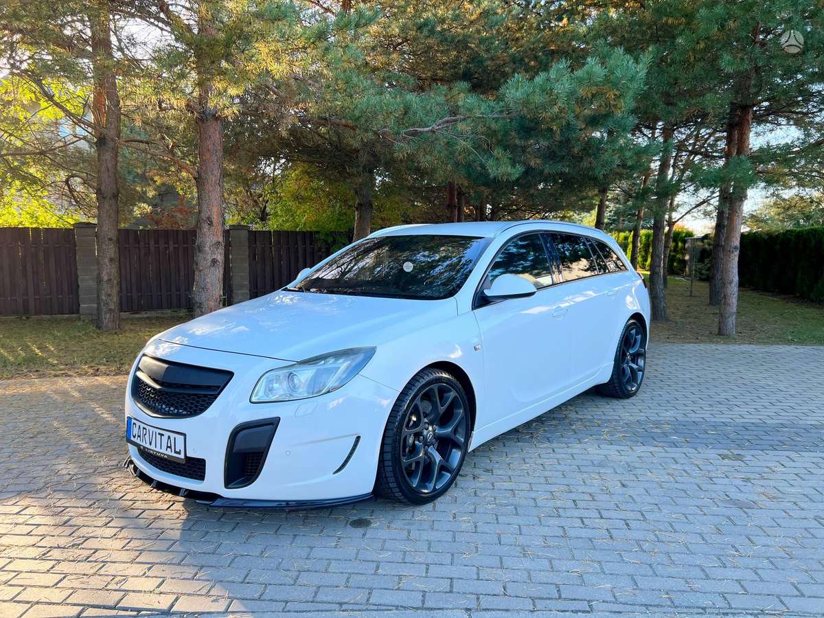 Opel Insignia 2010 — салон
