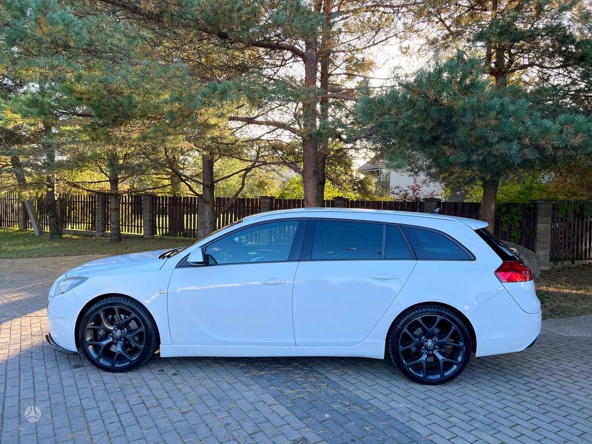 Opel Insignia 2010 — двигун 2792 cm³, 325 HP (239kW)