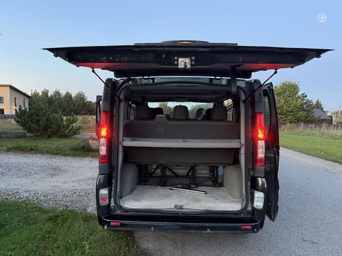 Opel Vivaro 2011 — photo 9