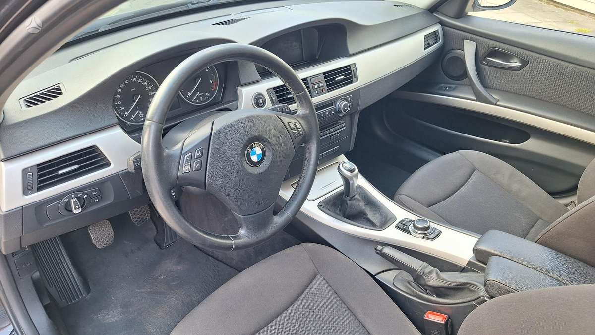 BMW 330 2012 — photo 16