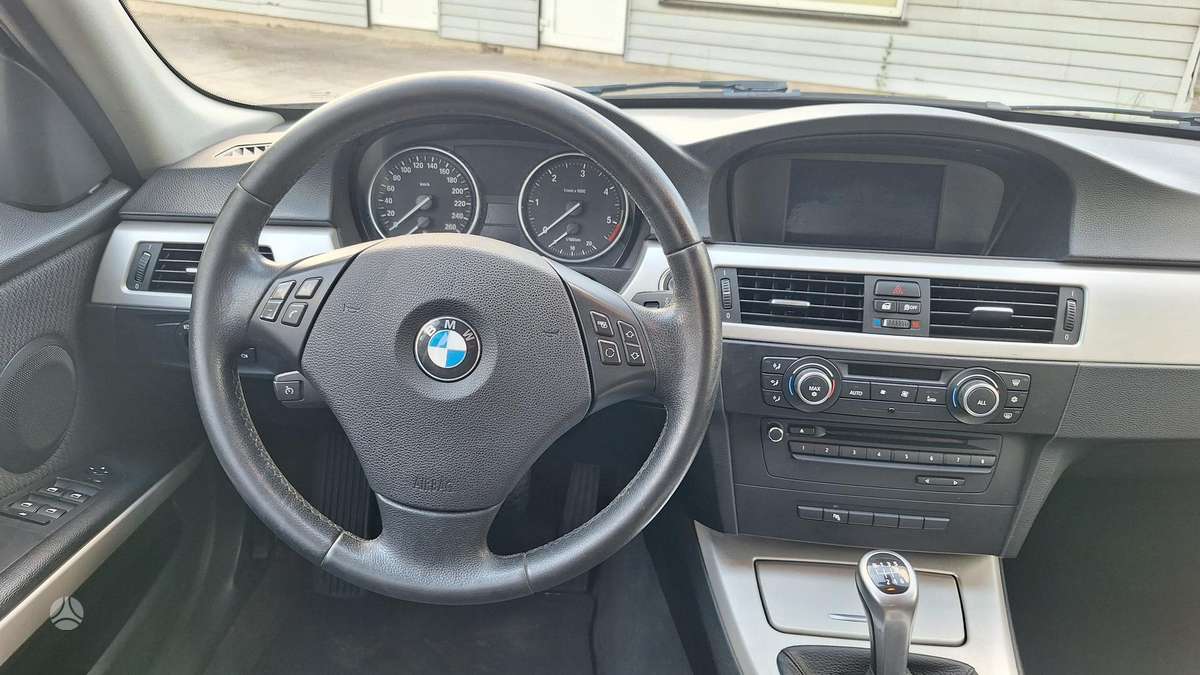 BMW 330 2012 — photo 17