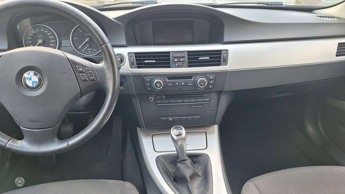 BMW 330 2012 — photo 18