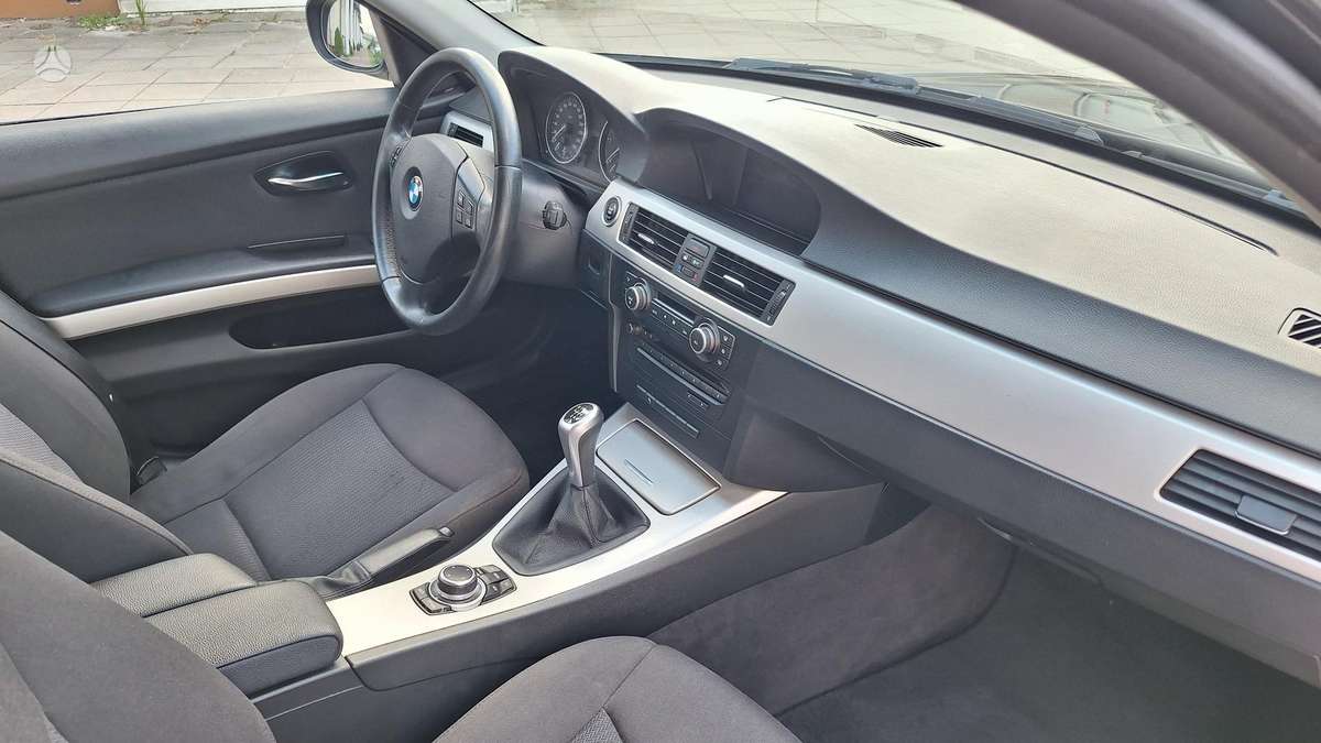 BMW 330 2012 — photo 22