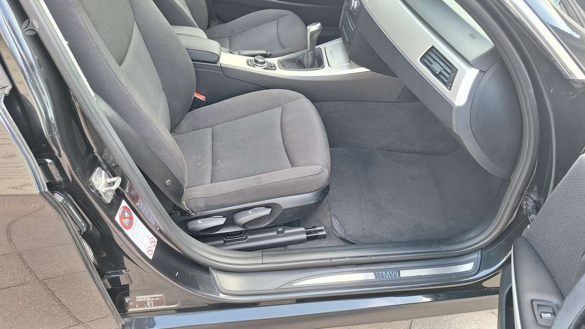 BMW 330 2012 — photo 24