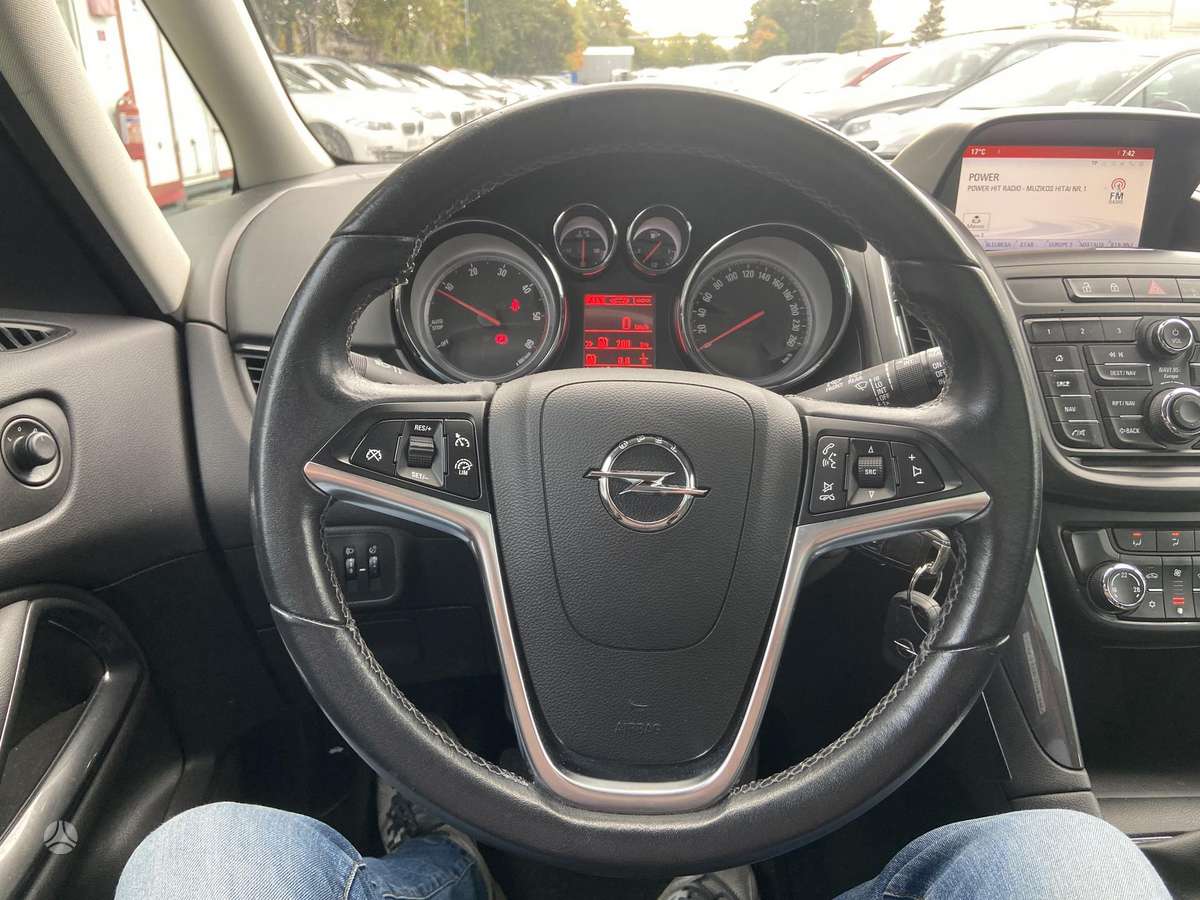 Opel Zafira 2015 — photo 12
