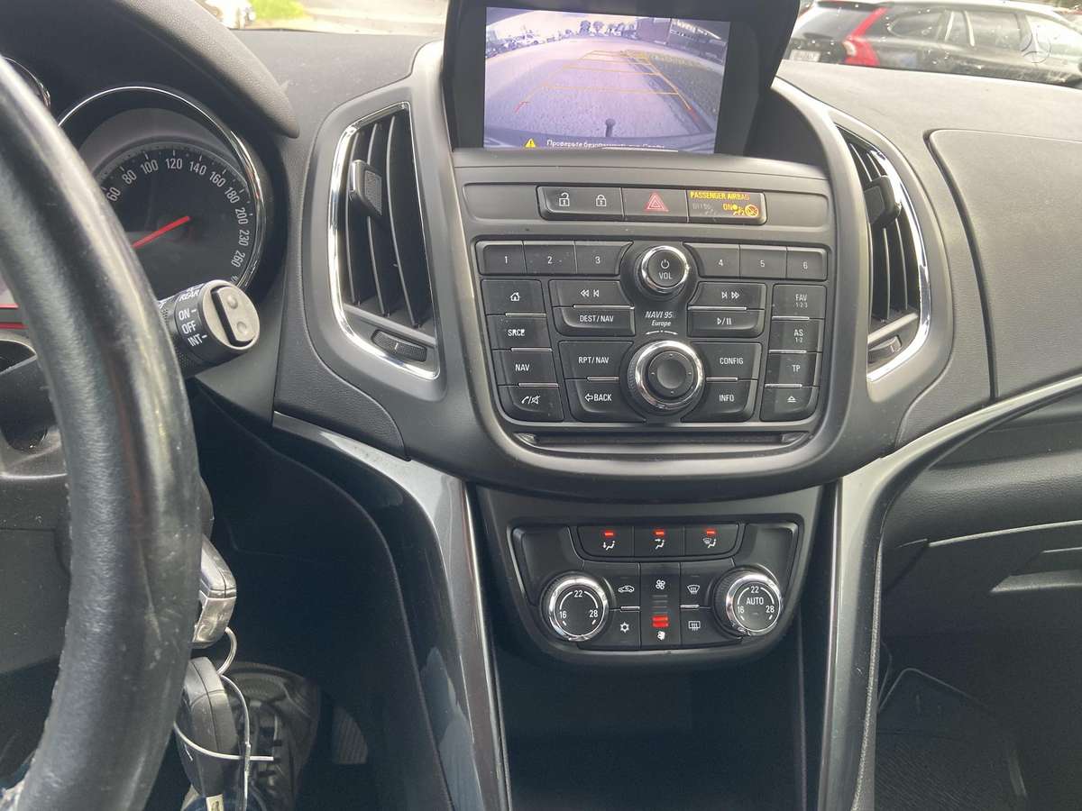 Opel Zafira 2015 — photo 22