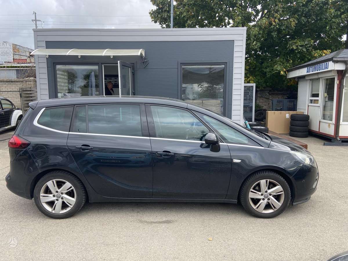 Opel Zafira 2015 — interior