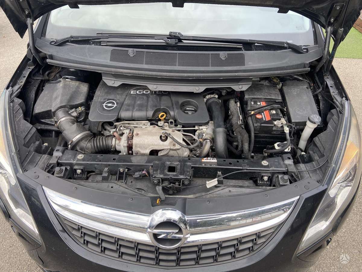Opel Zafira 2015 — photo 9