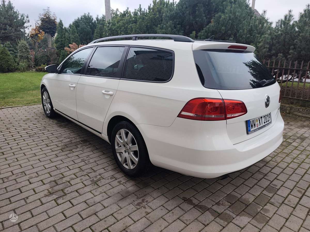 Volkswagen Passat 2012 — вигляд ззаду