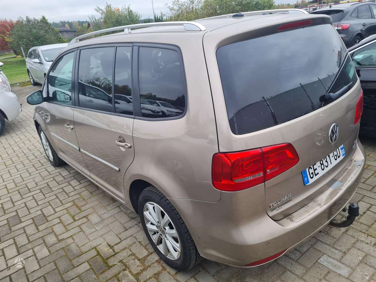 Volkswagen Touran 2013 — rear view