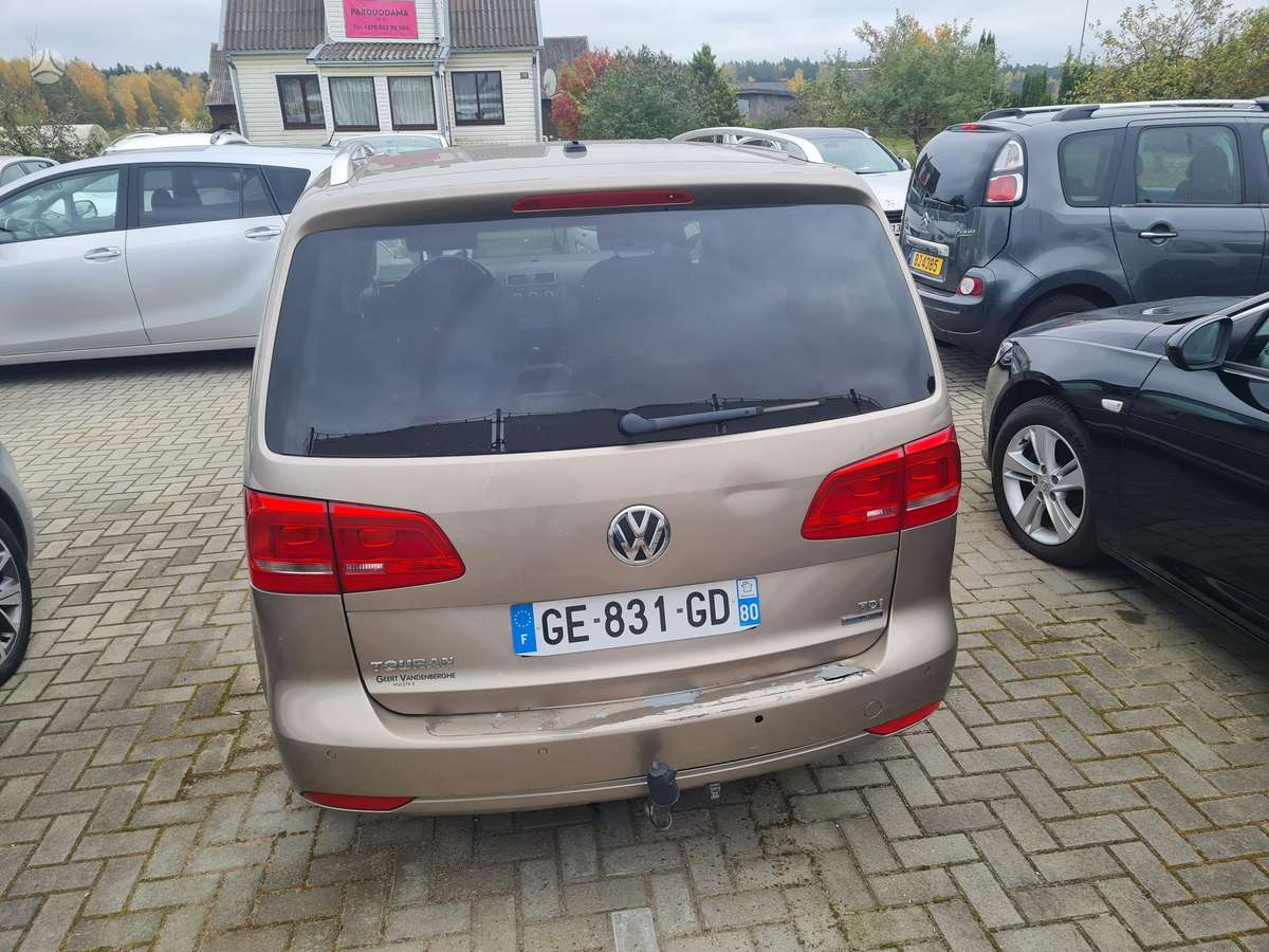 Volkswagen Touran 2013 — engine 1600 cm³, 105 HP (77kW)