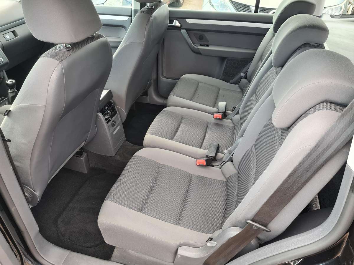 Volkswagen Touran 2011 — photo 14