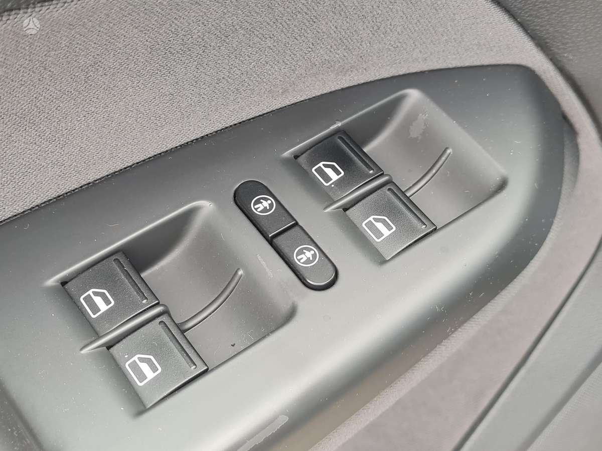 Volkswagen Touran 2011 — photo 16