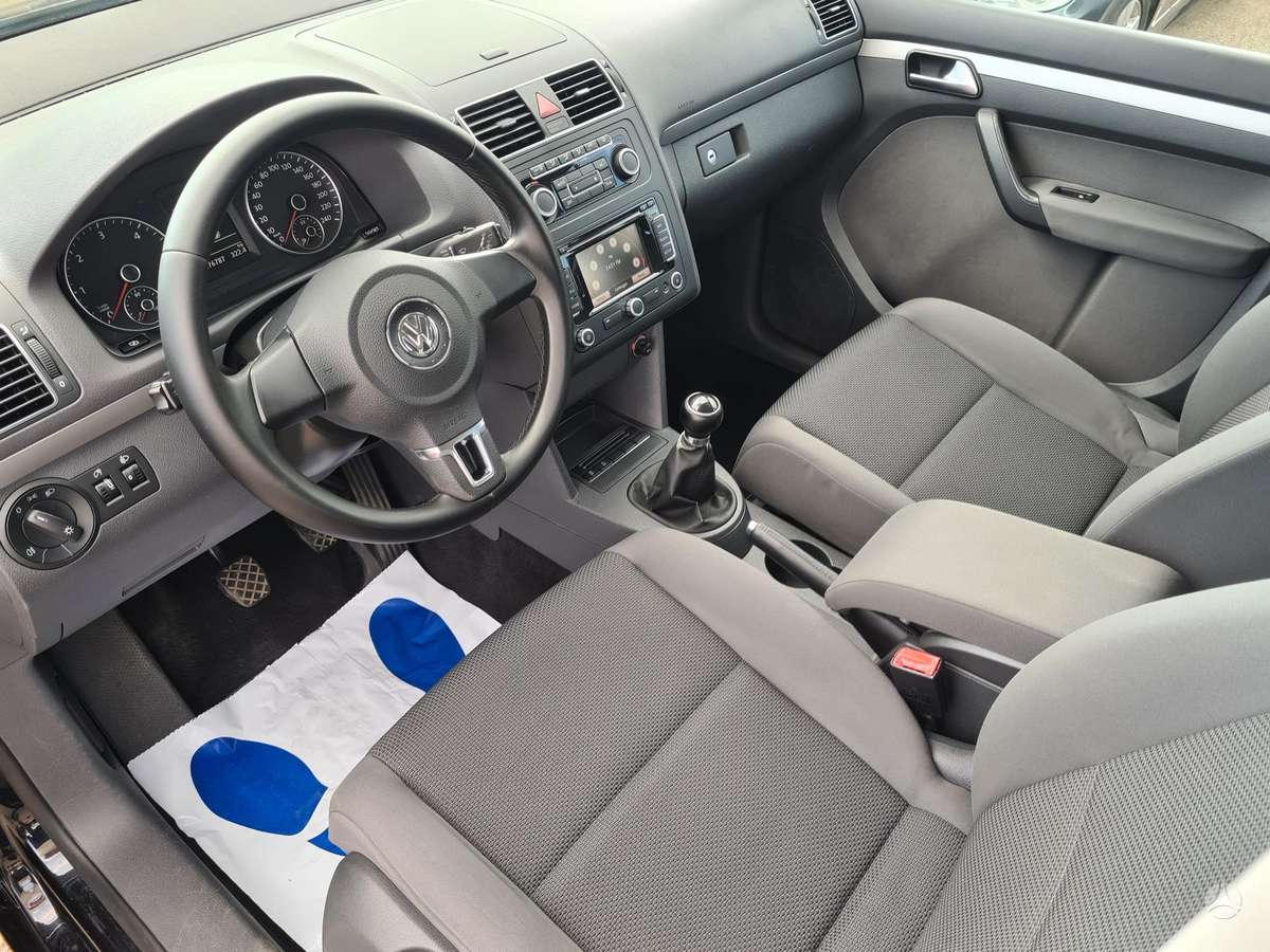 Volkswagen Touran 2011 — photo 17